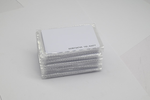 RFID系統主要由讀寫器、應答器和后臺計算機組成 RFID系統主要由讀寫器、應答器和后臺計算機組成