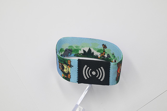 會(huì)員卡的印刷主要分為膠印和絲印,每種印刷方式不同 會(huì)員卡的印刷主要分為膠印和絲印,每種印刷方式不同